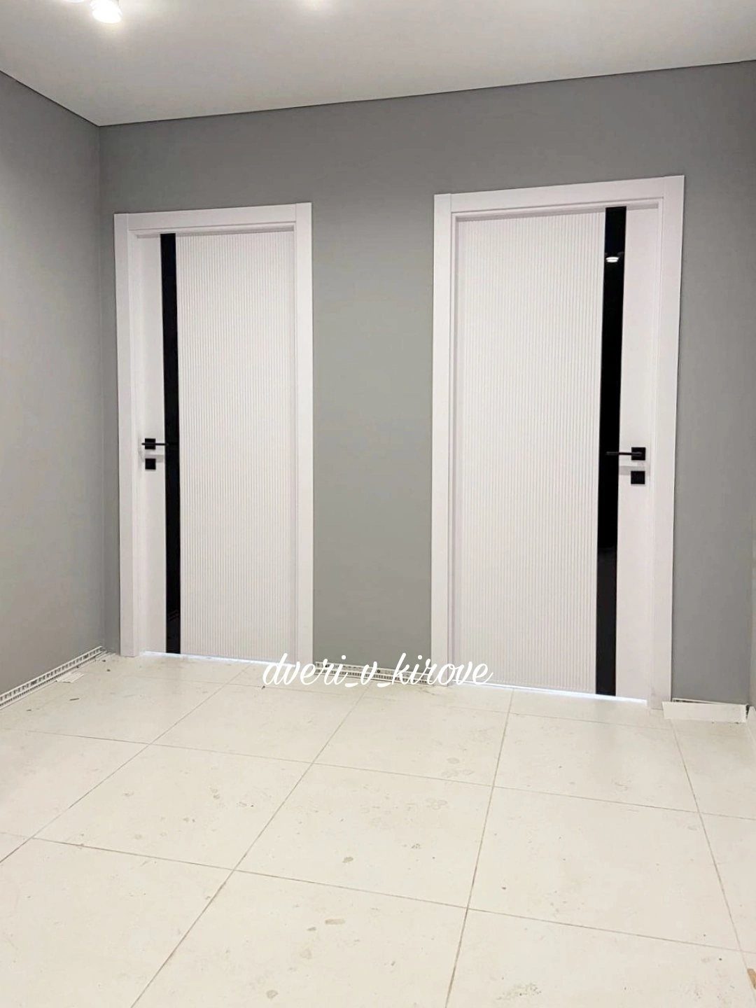 Коллекция ЛАЙТ с чёрными лакобельными вставками из стекла.