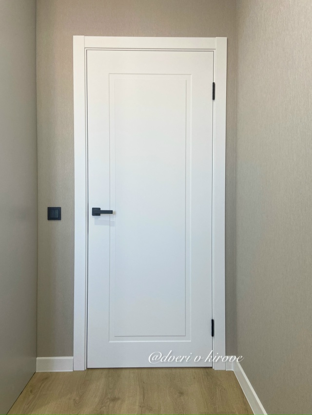 ЖК Знак, улица Дмитрия Козулева. Модель Прайм от фабрики Афтора лаконично дополнила интерьер. Белоснежные полотна с черной фурнитурой - стильное и современное решение.