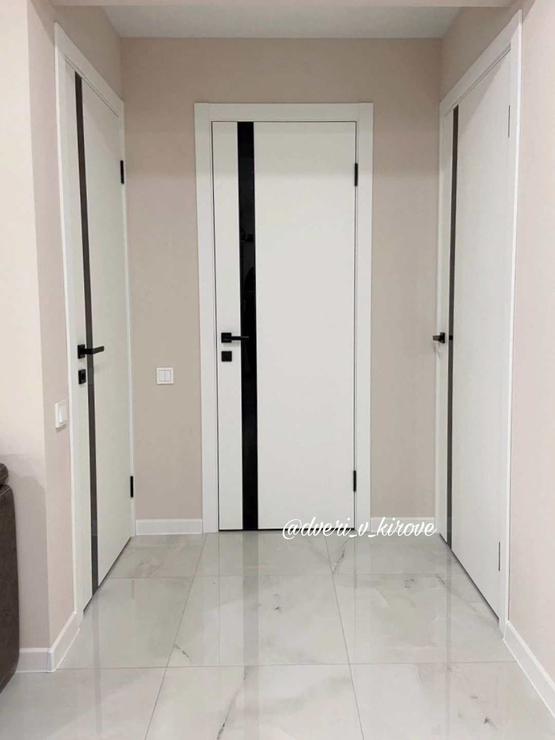🚪 Современные двери с характером 🖤 Белое полотно, чёрная АБС-кромка и чёрное стекло с фацетом — идеальное сочетание для стильного интерьера.
